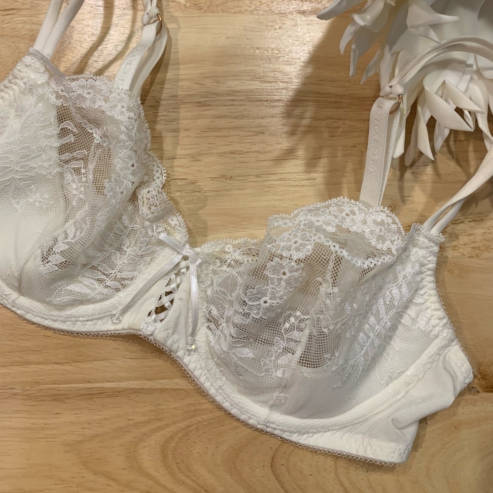 Victoria’s Secret | Lace Bra | Ivory | 36C